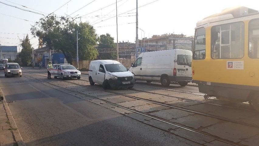 Uszkodzone auto blokuje przejazd tramwajów w Szczecinie