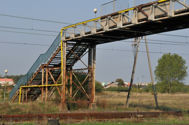 Zdaniem mieszkańców os. Leśnego kładka nad torami od lat nadaje się do gruntownego remontu. Miasto obiecują zabezpieczyć przejście i planuje czekać, aż uda się dostać dofinansowanie na tę inwestycję.