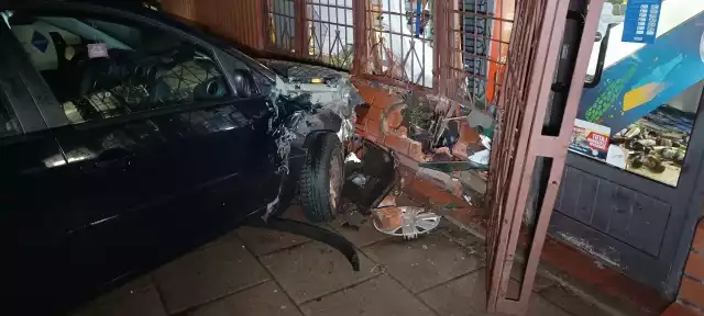 To niemal cud, że nikomu nic się nie stało. Pijany 29-latek stracił panowanie nad autem i z całym impetem uderzył w ścianę budynku. Do zdarzenia doszło na skrzyżowaniu ulic Gdyńskiej i Racławickiej  Słupsku.