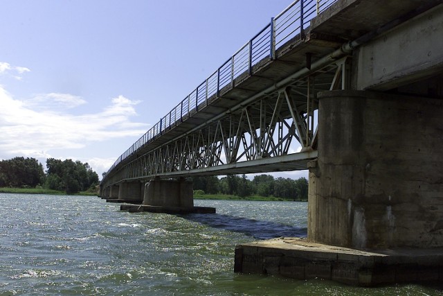 Most to jedyna droga łącząca wyspę Karsibór z wyspą Wolin i dalej stałym lądem.