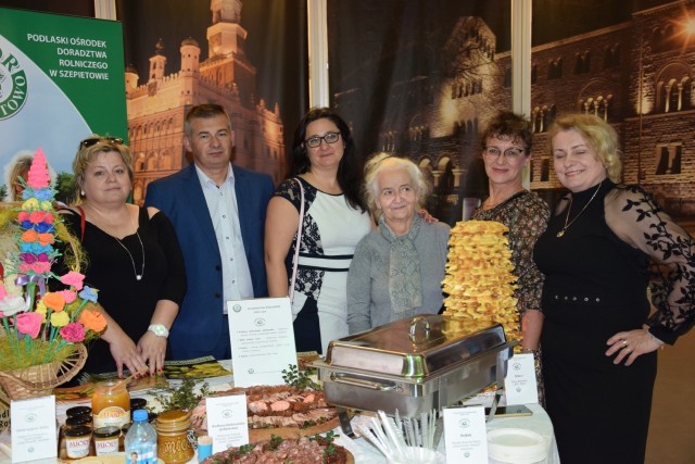 Od lewej Joanna Czarkowska z PODR w Szepietowie; Krzysztof (masarnia Biebrzańskie Smaki); Monika Kosiorek-Olbryś; Teresa Biziewska; Mirosława Ramatowska - PODR w Szepietowie (PZDR Kolno); Małgorzata Wojtach