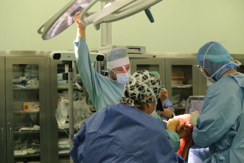 Spektakularna operacja kolana w Klinice Nieborowice. Wykonał ją robot. Pomógł wymienić staw kolanowy z niezwykłą precyzją