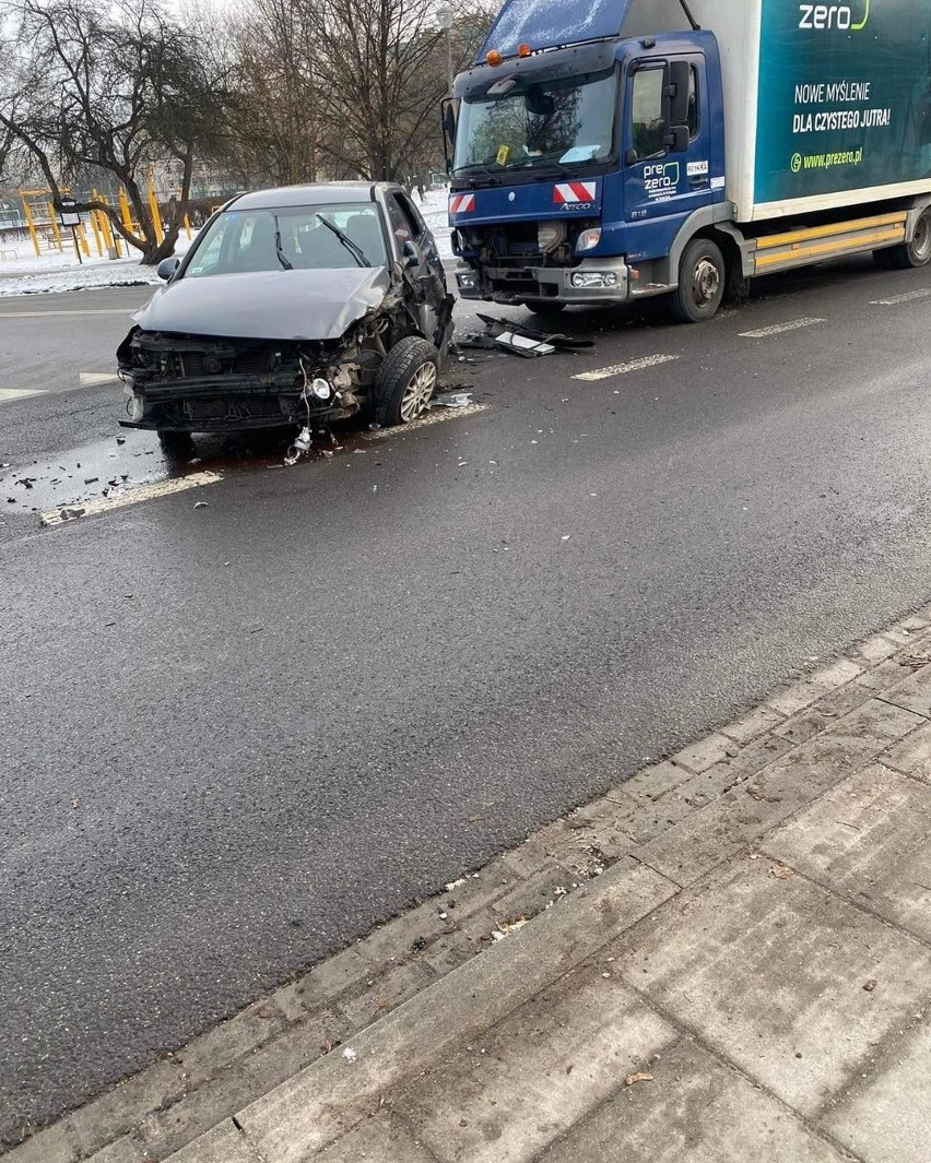 Trudny poranek na drogach w Krakowie. Ślisko. Dwa wypadki