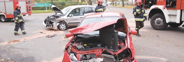 Jeden z ubiegłorocznych wypadków na placu Wazów. Serię kolizji ma zakończyć zaplanowane w tym miejscu rondo.