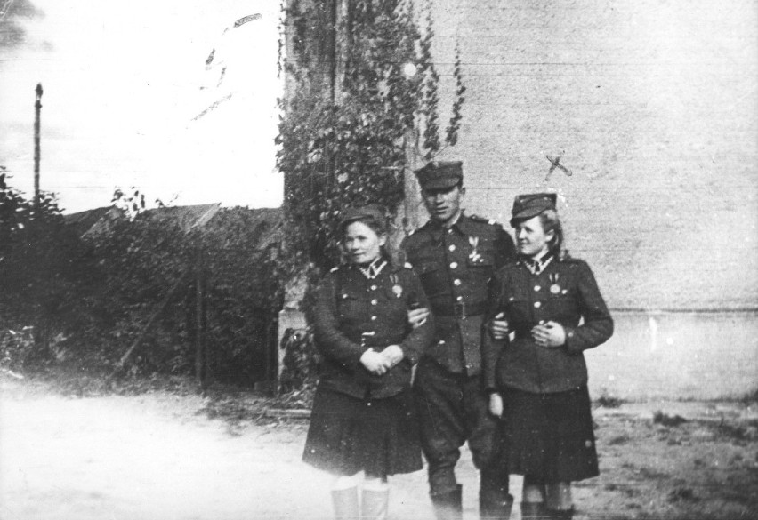 Siostry Mazurek w wojskowych mundurach. Po prawej Jadwiga...