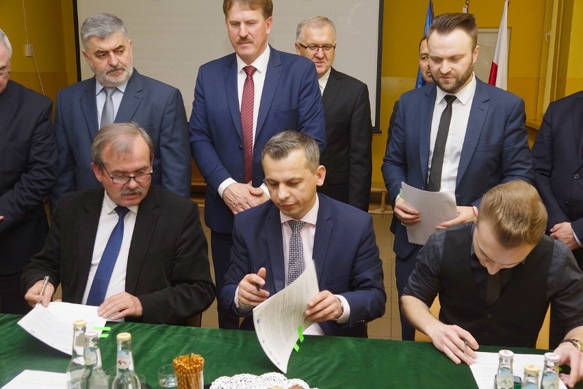 Umowę dotyczącą rozbudowy istniejącej pływalni w Kazimierzy...