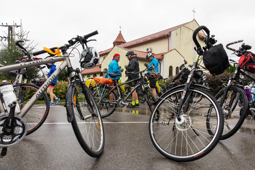 Z Rzeszowa wyjechała już 42. Pielgrzymka Rowerowa im. św. Krzysztofa na Jasną Górę. Kolarze mają do pokonania 280 km [ZDJĘCIA]