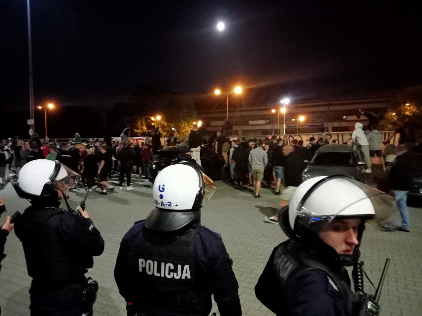 Kibice Wisły Kraków przyszli pod stadion przy Reymonta "powitać" piłkarzy po spadku z ekstraklasy. Na miejscu pojawiła się policja 