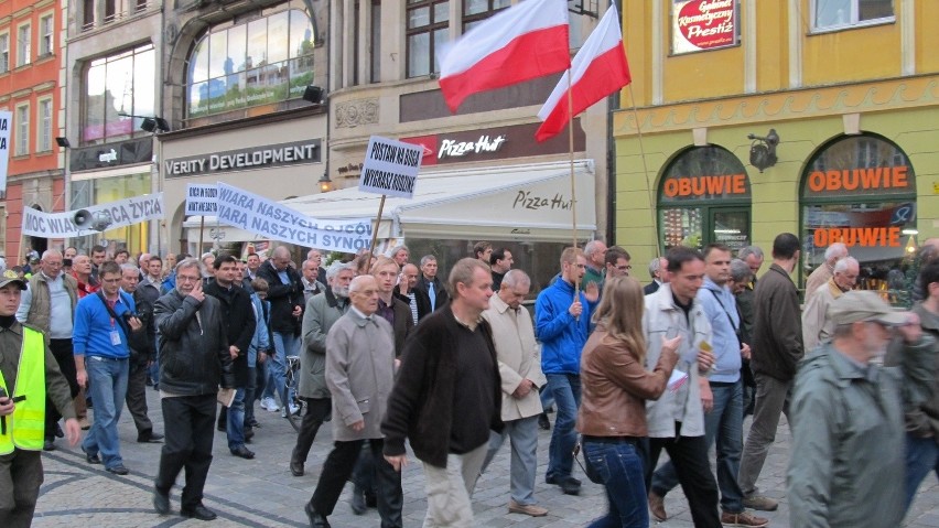 Marsz mężczyzn przeszedł przez centrum miasta. Bronili chrześcijańskich wartości (ZDJĘCIA)