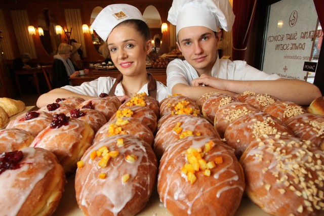 PRZEPIS NA PĄCZKI: Sprawdzony przepis na pączki z różą, czekoladą, dżemem [TŁUSTY CZWARTEK]