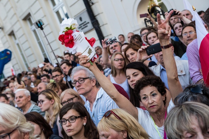 Łańcuch Światła w Warszawie [ZDJĘCIA] Demonstracja przed Pałacem Prezydenckim i marsz przed Sejm