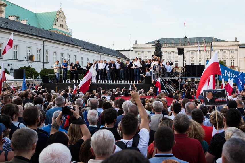 Łańcuch Światła w Warszawie [ZDJĘCIA] Demonstracja przed Pałacem Prezydenckim i marsz przed Sejm