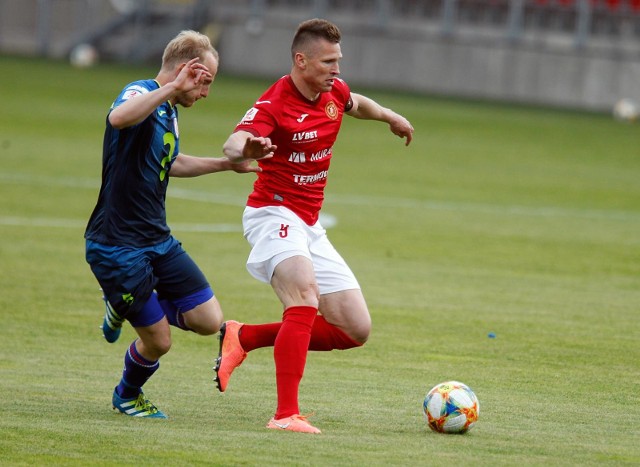 Napastnik Widzewa Łódź Marcin Robak to już legenda klubu z al. Piłsudskiego. Zawodnik mimo swoich 38 lat nadal zachwyca na boisku i pokazuje, że wciąż może jeszcze wiele zdziałać dla klubu i fantastycznych kibiców. Bez wątpienia jest to najlepszy obecnie zawodnik Widzewa, ich talizman bez którego drużyna niewiele mogłaby zdziałać. Jest też ulubieńcem wiernych i oddanych fanów łódzkiego klubu.Marcin Robak od lat przyznaje, że dla niego rodzina to największy skarb. Od 2012 roku jest szczęśliwym ojcem dwóch synków i mężem pięknej Patrycji.ZOBACZ ZDJĘCIA ŚLICZNEJ WYBRANKI MARCINA ROBAKA - KLIKNIJ NA KOLEJNE SLAJDY