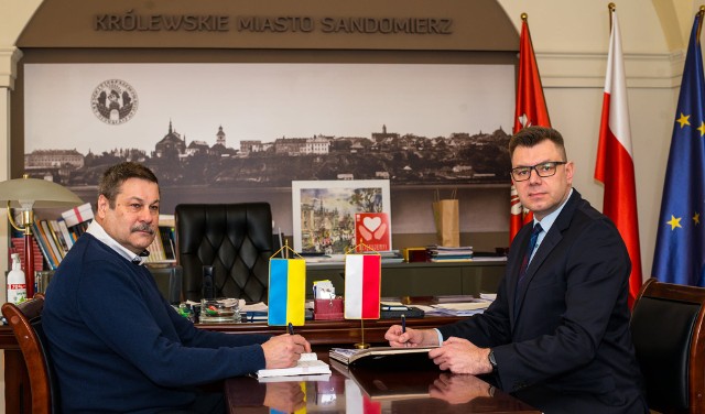 Od prawej - burmistrz Sandomierza Marcin Marzec, wspólnie z Wojciechem Czerwcem przewodniczącym Rady Miasta, spotkali się w czwartek, 24 lutego, aby określić kierunki działania miasta na najbliższy czas.