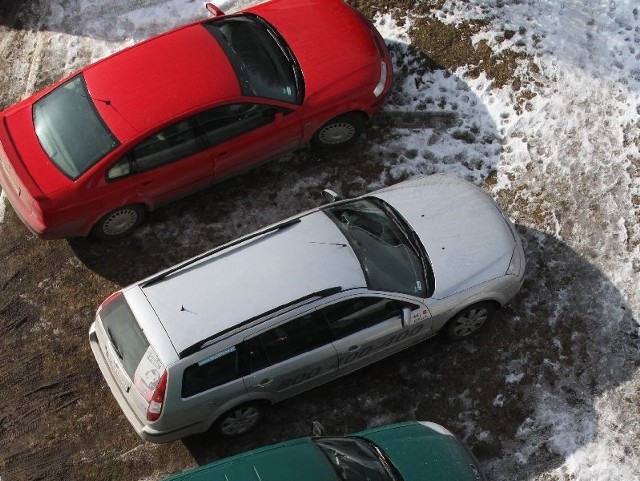 Kierowcy tych samochodów zostawili je na trawniku, oni mogą dostać mandat, bo trawa nie jest przykryta  śniegiem.