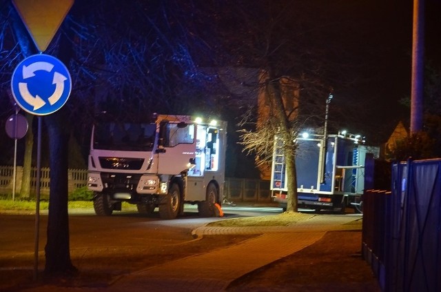 Kryminalni udali się na przeszukanie w miejscu zamieszkania zatrzymanego 51-latka. W budynku mieszkalnym znaleźli mały arsenał ostrej amunicji. Z posesji ewakuowano więc osoby tam przebywające. 