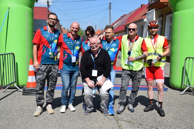 Zwycięzcą sobotniego, 18 maja, biegu na dystansie 10 km z czasem 37:56 został Krzysztof Wierzbicki z Poznania, a najlepszą zawodniczką z czasem 47:30 okazała się Elwira Bałenkowska ze Świebodzina. Do rywalizacji stanęło 158 zawodniczek i zawodników, a wśród nich 80-letni Jan Czop z Babimostu (ambasador Biegowego Grand Prix) i dwa lata od niego starszy - Jarosław Algierski ze Świebodzina, tegoroczny brązowy medalista mistrzostwa świata w Toruniu w sztafecie 4 x 200 m. W biegu uczestniczył m.in. Zbigniew Szumski, starosta świebodziński. Impreza została świetnie przygotowana przez miejscowych działaczy ze Stowarzyszenia Aktywni Razem i jeszcze lepiej przeprowadzona. Brawa dla wszystkich!Zobacz też: Pierwsza Lubrzańska Dziesiątka już na mecie. Zdjęcia cz. I Zobacz nasz Magazyn Informacyjny: 