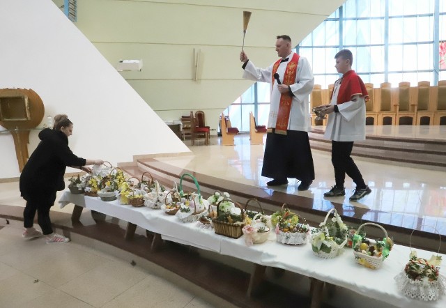Święcenie wielkanocnych pokarmów w parafii świętej Królowej Jadwigi w Radomiu. Więcej na kolejnych slajdach >>>