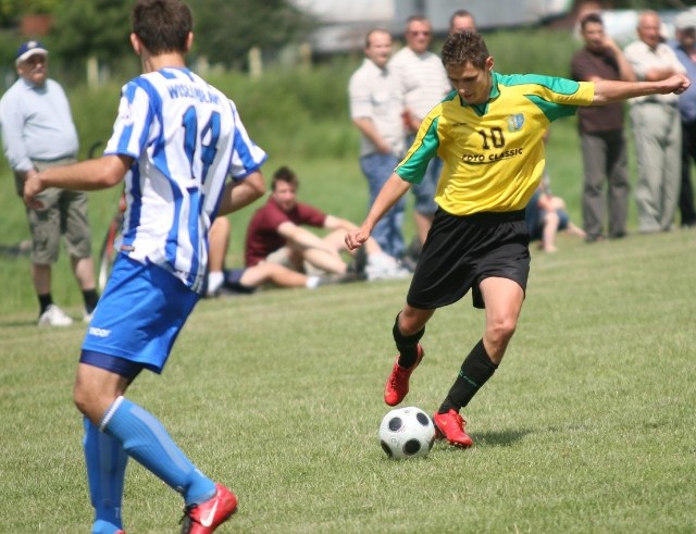 Piłkarze Siarki Tarnobrzeg (w żółtej koszulce Piotr Mazurkiewicz) zajęli drugie miejsce w turnieju rozegranym w Krzeszowie.