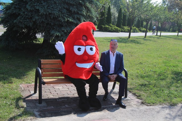 W Parku Śląskim stanęła ławeczka krwiodawcy. Na niej Stanisław Dyląg, dyrektor Regionalnego Centrum Krwiodawstwa i Krwiolecznictwa w Katowicach