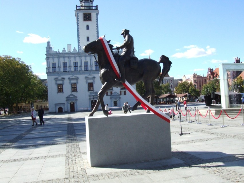 Na Rynku w Chełmnie, w sobotę odsłonięto pomnik Pamięci...