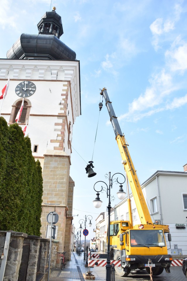 To było wyjątkowe przedsięwzięcie. Po 380 latach dzwon Maryan, bijący na Wieży Farnej w Krośnie, opuścił swoje miejsce. Ekspertyza wykazała pęknięcia dzwonu. Konieczna jest jego naprawa w specjalistycznej firmie na Śląsku. Dziś po południu odbyła się operacja zdjęcia dzwonu. Najpierw został odkręcony z konstrukcji a następnie, przy pomocy dźwigu, przez okno wyciągnięty na zewnątrz. Ekipa działała z wielką ostrożnością. Dzwon najprawdopodobniej ponownie zabije na Wielkanoc.