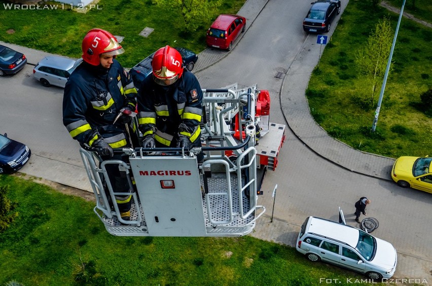 Wrocław: Ojciec na balkonie, a niemowlak sam w domu. Pomogli strażacy (ZDJĘCIA)