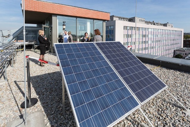 Na dachu budynku znajdują się między innymi nowoczesne ogniwa fotowoltaiczne oraz solarne