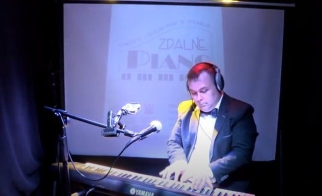 Kamil Kondek podczas pierwszego koncertu w ramach projektu „Zdalne Piano”. Wszystkie są dostępne w internecie.