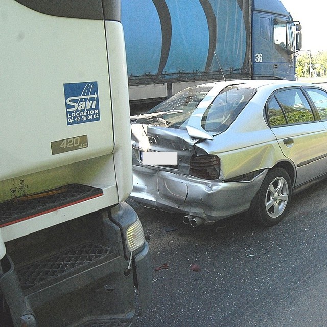 Cztery samochody zderzyły się na ul. LwowskiejNa skrzyżowaniu ul. Lwowskiej i Cienistej w Rzeszowie doszło do wypadku. Ciężarówka najechała na trzy samochody osobowe czekające na prawym pasie ul. Lwowskiej.