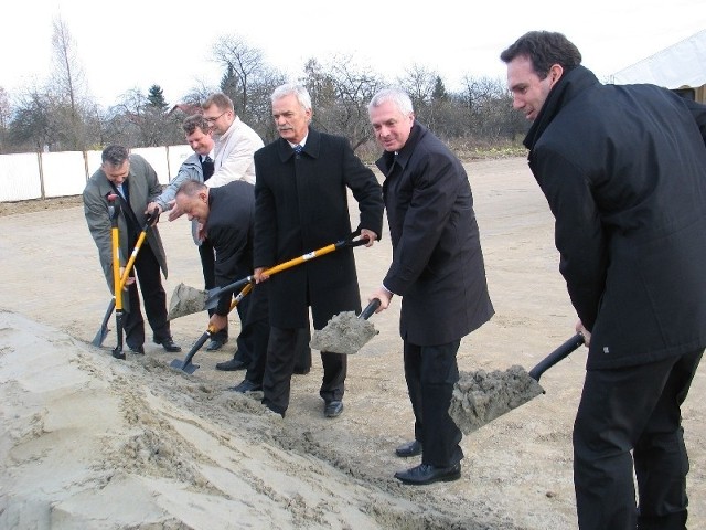 Wbicie łopat w ziemię przez VIP-ów symbolicznie rozpoczęło budowę obwodnicy Przemyśla.
