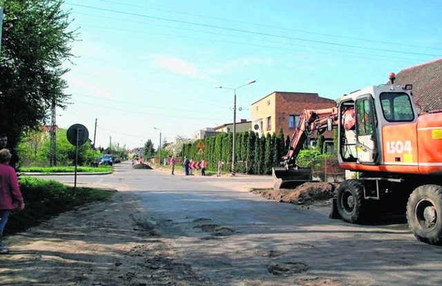 Przebudowa drogi powiatowej z Krzcięcina do Szydłowca ma potrwać do końca października bieżącego roku.