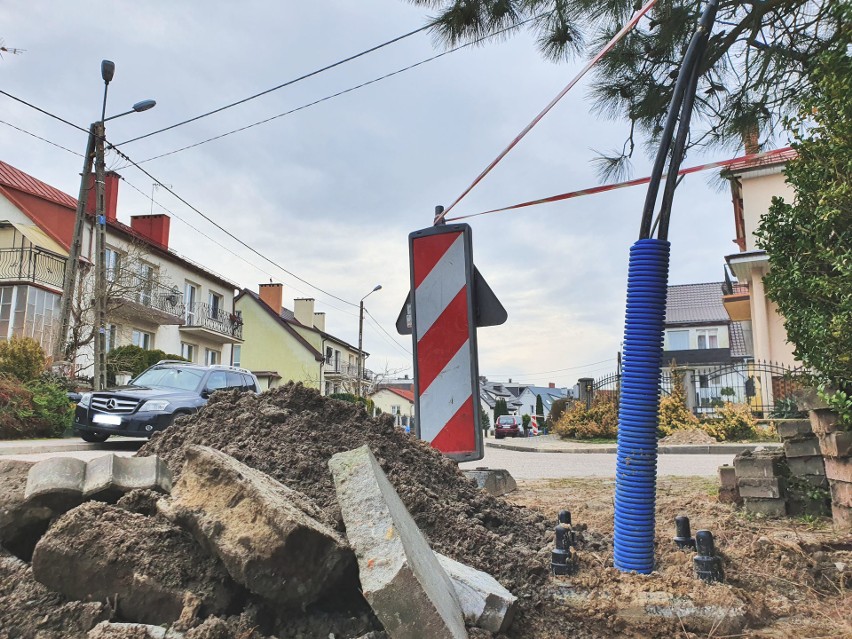 W Słupsku stare słupy oświetleniowe będą stały koło nowych