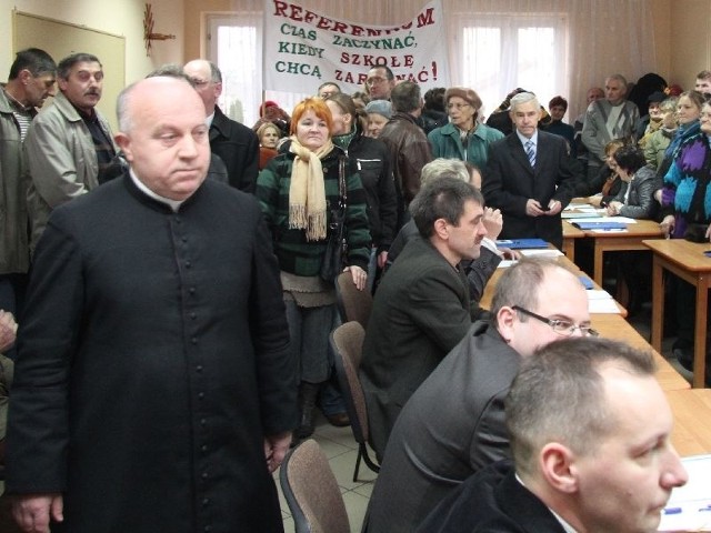 Ponad 150 mieszkańców przyjechało na sesję Rady Gminy w Pierzchnicy, by protestować przeciwko przekształceniu Szkoły Podstawowej w szkołę społeczną.