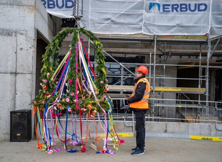 Zawieszenie wiechy na kolejnym budynku Centrum Medycyny Nieinwazyjnej. W przyszłym roku uroczyste otwarcie