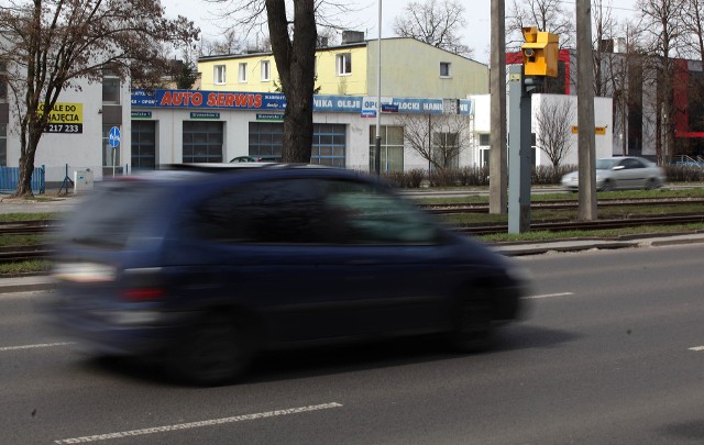 Fotoradary dyscyplinują kierowców, ale zwykle tylko dokładnie w tym miejscu, gdzie stoją - po chwili i tak przyciska się pedał gazu