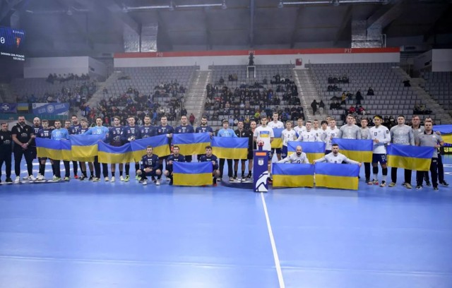 Zespoły Pogoni i Unii Tarnów na przedmeczowej prezentacji z flagami Ukrainy na znak solidarności z walczącymi o niepodległość Ukraińcami