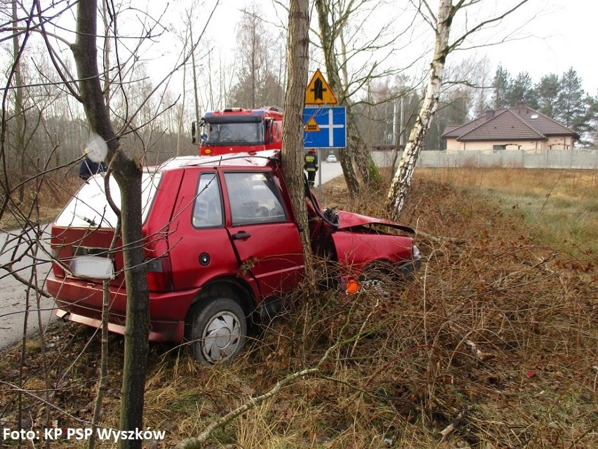 Wypadek w Dębinkach. Samochód osobowy uderzył w drzewo, kierowca trafił do szpitala [ZDJĘCIA]