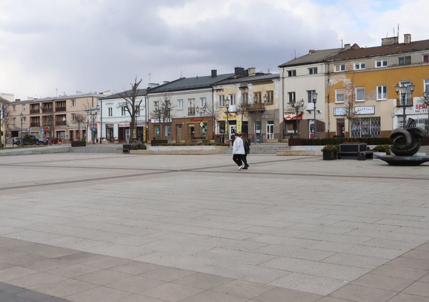 Na ulicach Grójca jest zdecydowanie mniej ludzi niż...