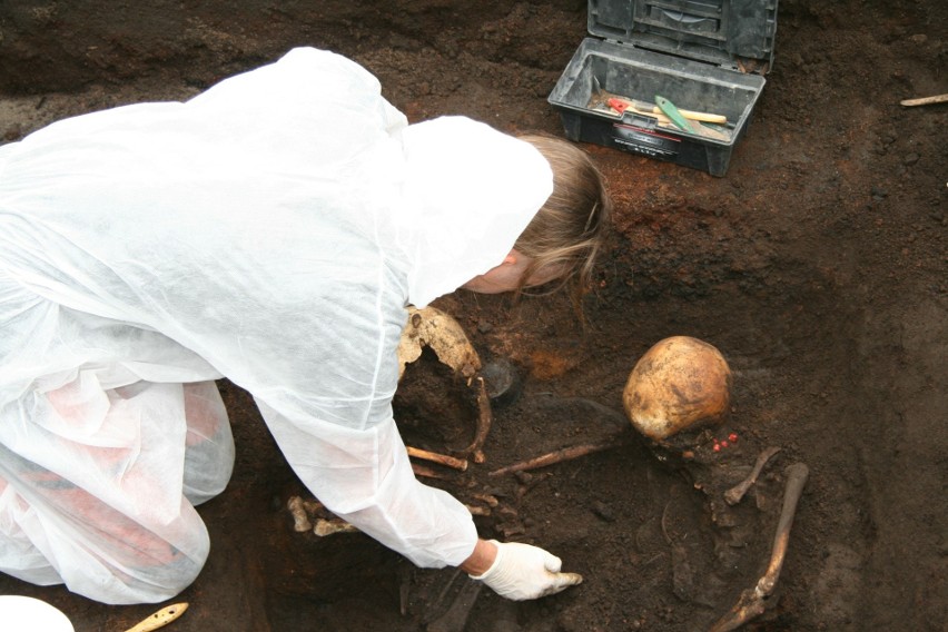 Prace archeologiczno-ekshumacyjne przy szczątkach Julii...