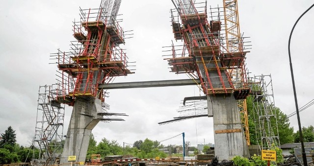 Trwa budowa estakady nad torami kolejowymi w Płaszowie. Za kilka miesięcy  pojadą po niej tramwaje i  rowery