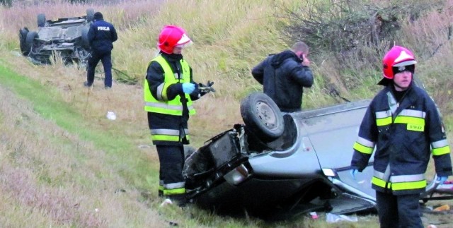 Po zdarzeniu oba samochody wylądowały na dachach w przydrożnym rowie.