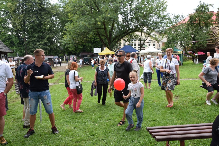 Szymbark. XV Panorama Kultur. W skansenie głośno gra muzyka, jest mnóstwo ludzi, są stoiska z rękodziełem, gospodynie częstują pysznościami