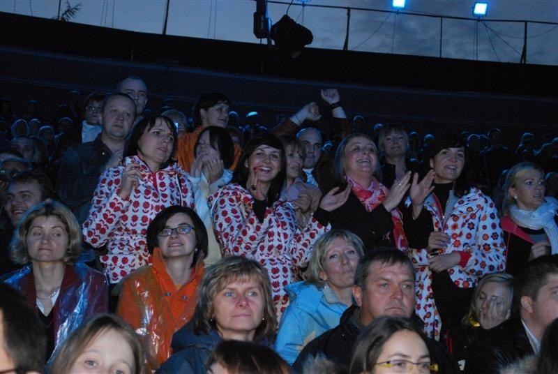 Ulewa nad amfiteatrem na początek festiwalu Opole 2009....