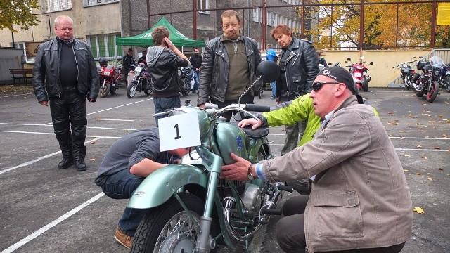 Szkolne boisko opanowały motocykle i ich pasjonaci.