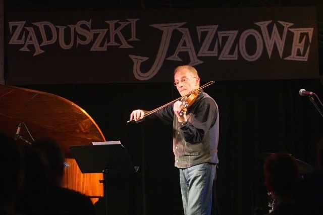 Jako pierwszy na Zaduszkach Jazzowych wystąpił Maciej Strzelczyk, jeden z najlepszych polskich skrzypków jazzowych.