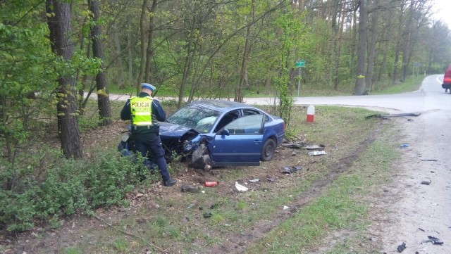 Do wypadku doszło dziś (02.05.2019) około godz. 11.00 w podtoruńskim Pędzewie. -  Kierująca pojazdem marki ford focus jadąca od strony Torunia w kierunku Bydgoszczy, chcąc wykonać manewr skrętu w lewo nie udzieliła pierwszeństwa przejazdu prawidłowo jadącej volkswagenem passatem. Ta z kolei jechała  w przeciwnym kierunku czyli do  Torunia. W wyniku tego,  doszło do zderzenia obu pojazdów - wyjaśnia podinsp. Wioletta Dąbrowska, oficer prasowy KMP w Toruniu. Do szpitali w Toruniu przewieziono kierowców obydwóch samochodów i pięcioletnie dziecko podróżujące fordem. Obecnie na tym odcinku drogi odbywa się ruch wahadłowym. Stop Agresji Drogowej, odcinek 7. Włos się jeży na głowie!