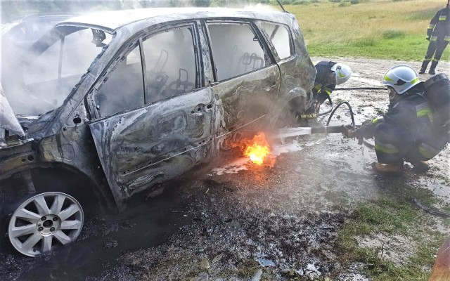 Działania strażaków trwały ponad dwie godziny. Przyczyna pożaru jest nieustalona