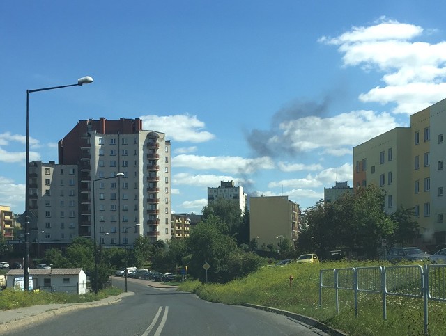 Na ul. Franczaka w Lublinie pali się elewacja bloku