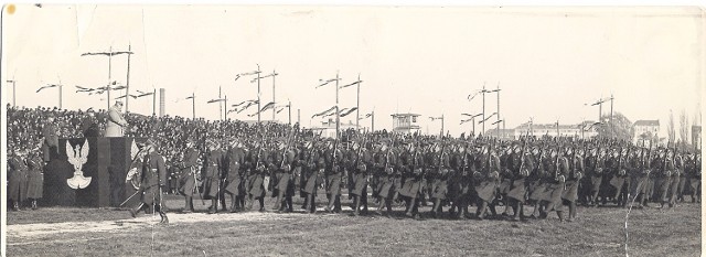 Piechota  salutuje  marszałkowi. Wśród żołnierzy &#8211; drugi z lewej  ze  sztandarem (powiększony w ramce) &#8211; maszeruje Stanisław Iwanowski .  Od 1945 roku &#8211; koszalinianin. 